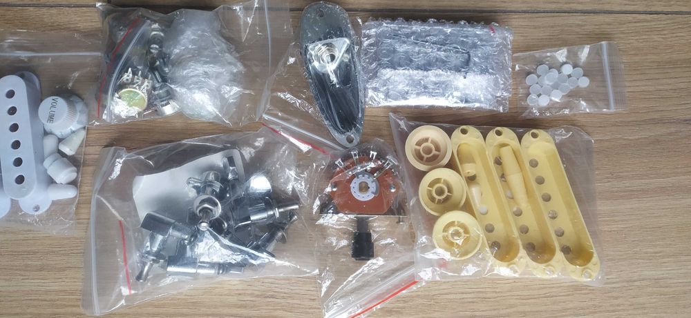 Комплект фурнітури а-ля Стратокастер, гітар, бас-гітар.