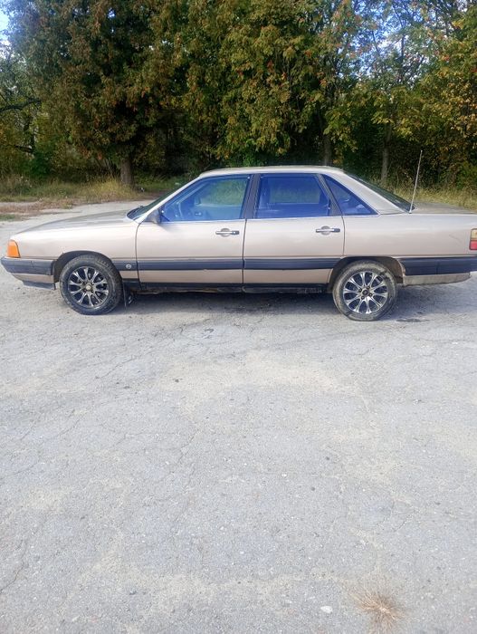 Автомобіль ауді 100