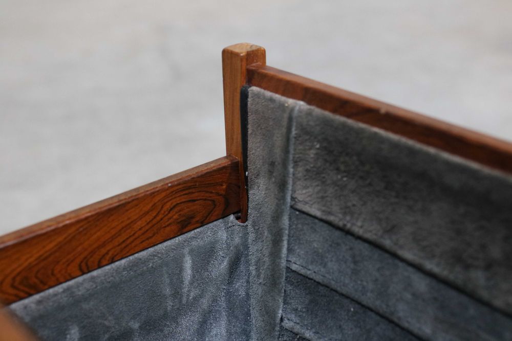 Porta revistas dinamarquês da década de 70 em pau santo e couro