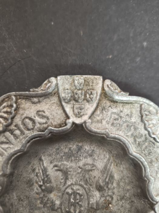 Cinzeiro antigo com brasão