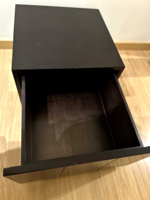 Cama + 2x Mesas de cabeceira - Madeira