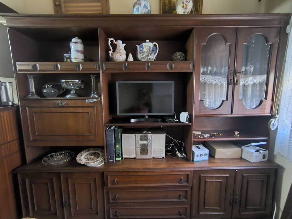 Móvel de sala com cristaleira antigo