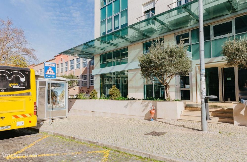 Loja/Escritório no Areeiro, com 2 lugares de estacionamento