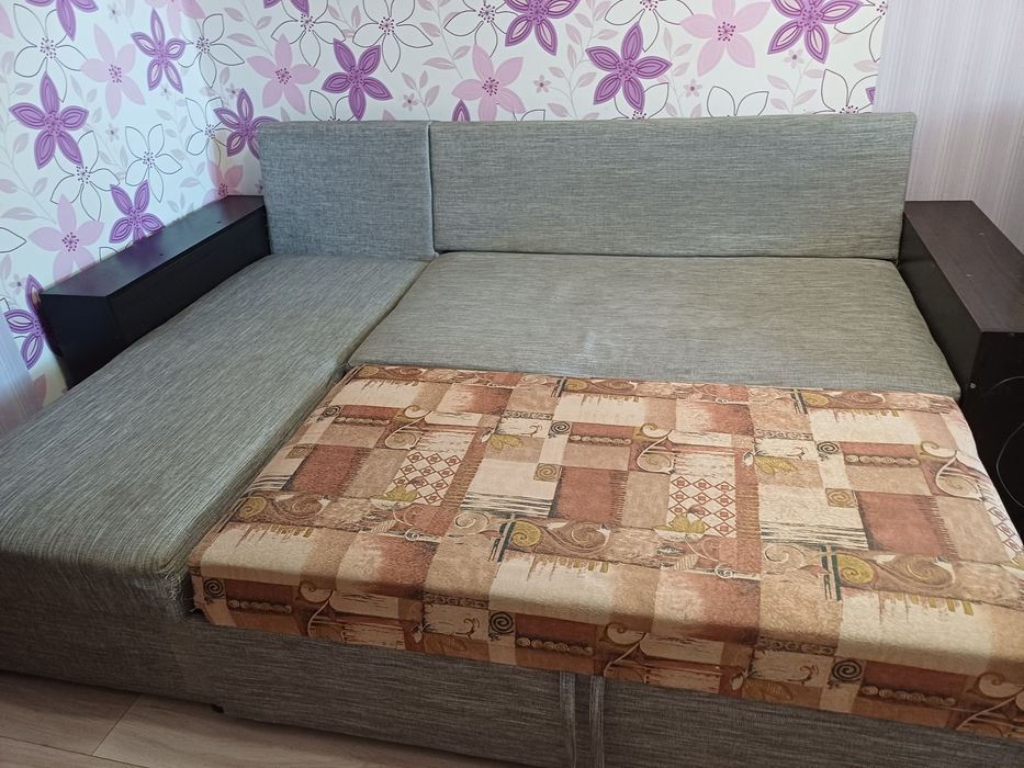 Кутовий диван з нішою