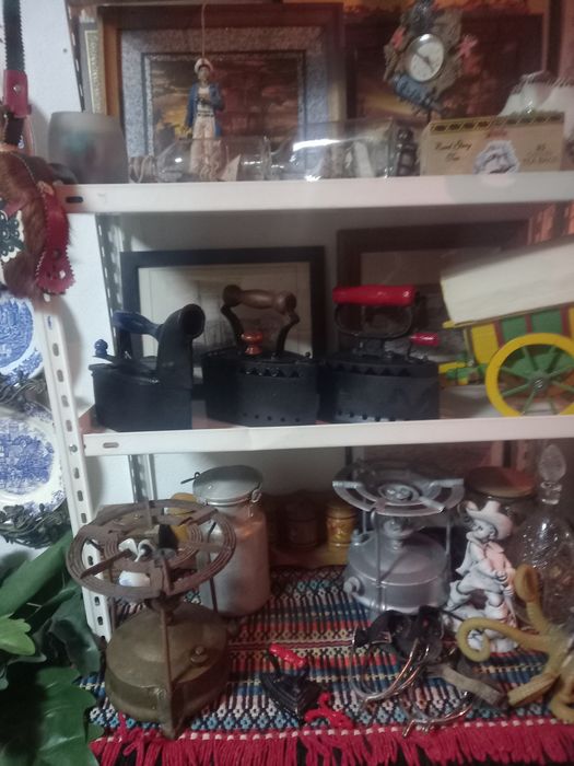 Antiguidades e velharias.