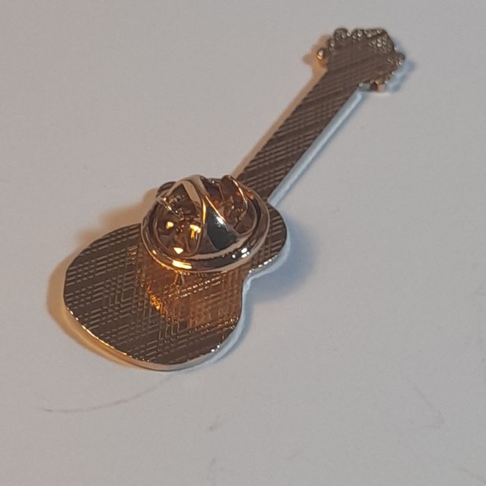 Pin com design de guitarra .