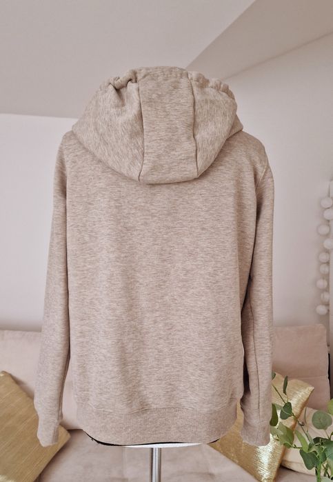Bluza rozpinana z kapturem.