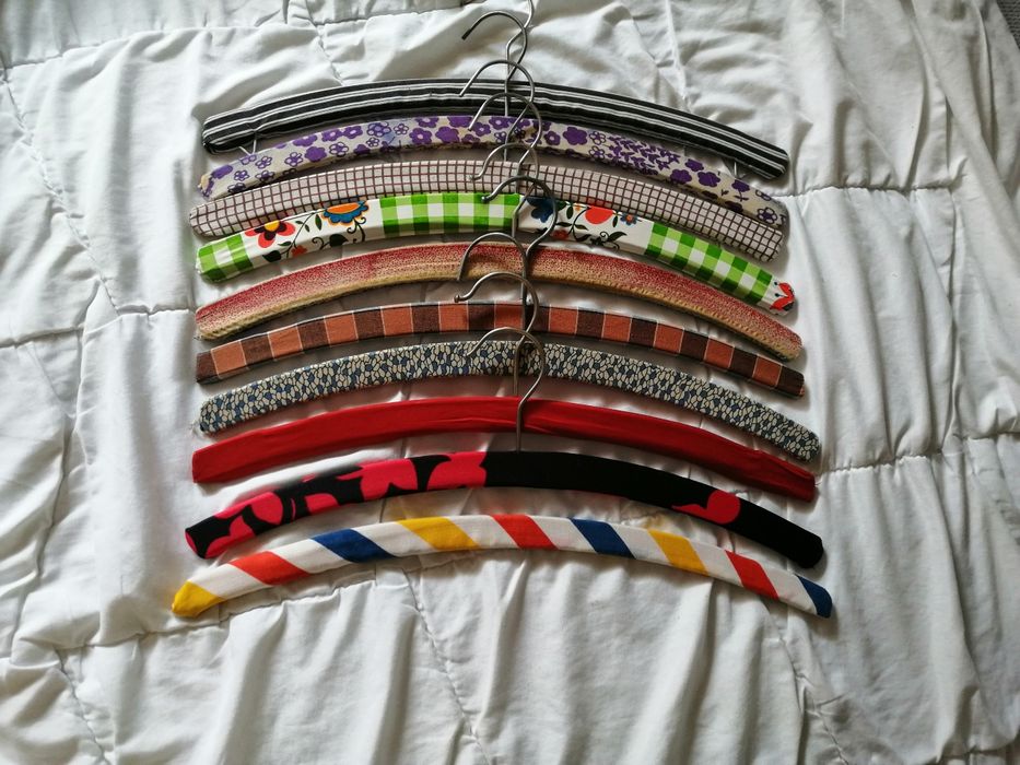 Stare wieszaki z Gorlic obszywane