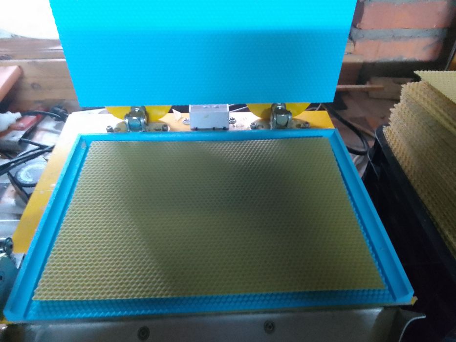 Sprzedam nadwyżkę węzy pszczelej wielkopolskiej w ilości ok  20 kg