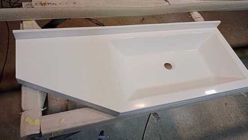 Стільниця у ванну кімнату з суцільнолитим умивальником водостійка