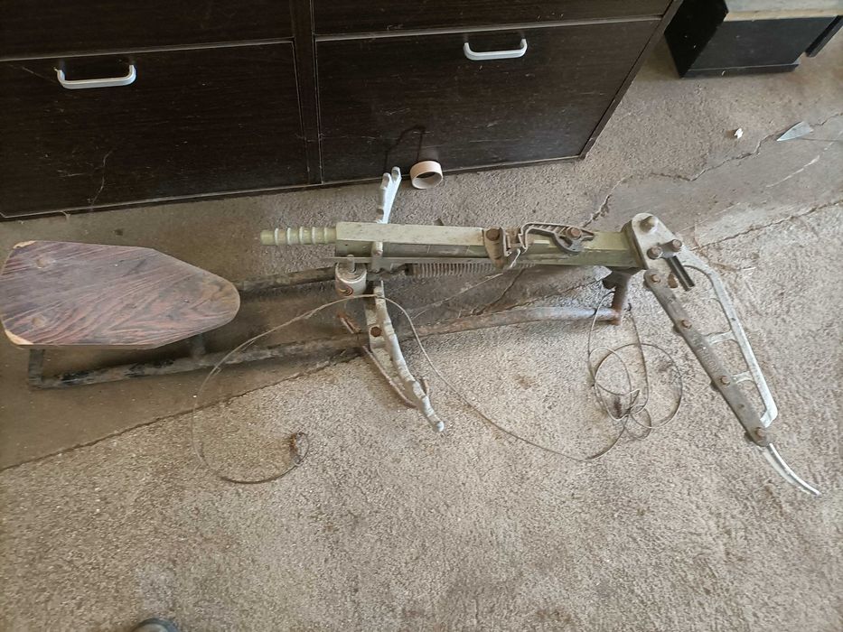 Máquina manual para lançar pratos Kromson, Coto-2000.