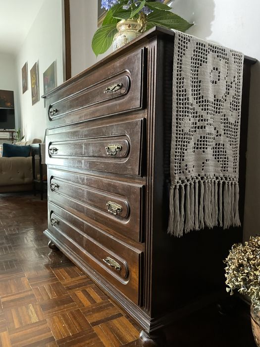 Cómoda grande castanha