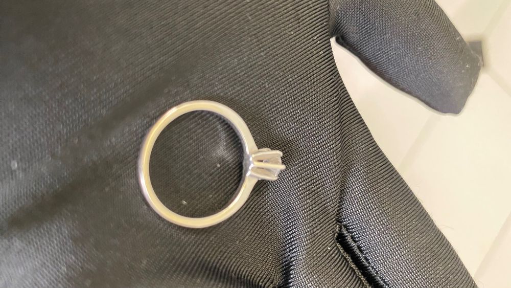 Anel solitário em prata e pedra