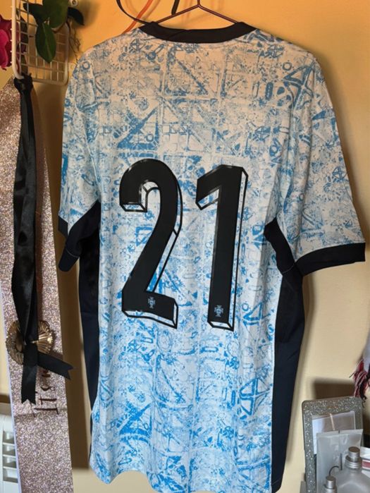 Canisola alternativa de Portugal da época 22/23 com o n° 21