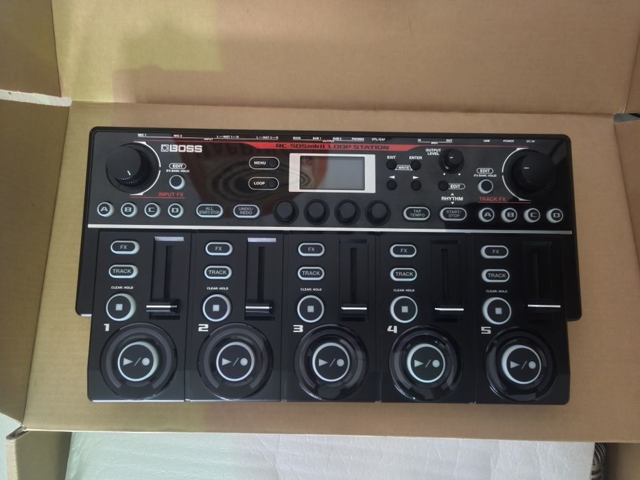 BOSS RC-505 MK2 Loop Station (praktycznie nowy) + mikrofon vintage + zestaw kabli i przejściówek