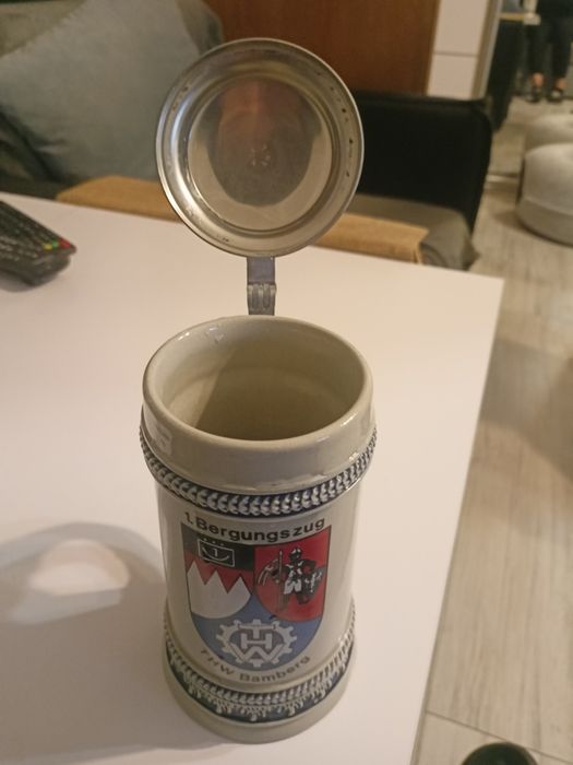 Ceramiczny kufel z cynową pokrywą