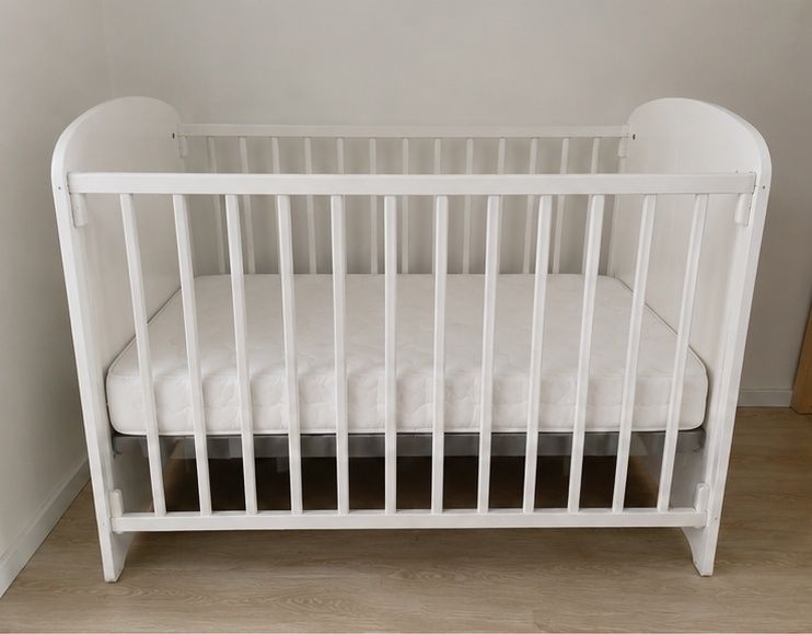Cama de Bebé Branca com Colchão – Como Nova
