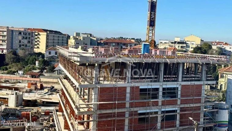 T1 Novo c/ Lugar de Garagem em Santa Marinha (Coimbrões)