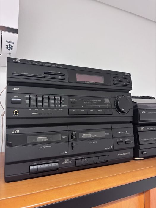 Aparelhagem JVC com colunas e suportes