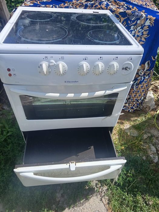 Продам електричну плиту Electrolux