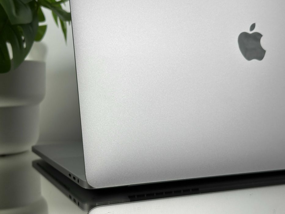 Nieziemska Moc Apple MacBook Pro 16" A2141 16GB RAM 512 Karta Graf 4GB