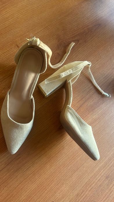 Salto Alto Elegante - é 38, mas serve 37 pois é um tamanho pequeno.