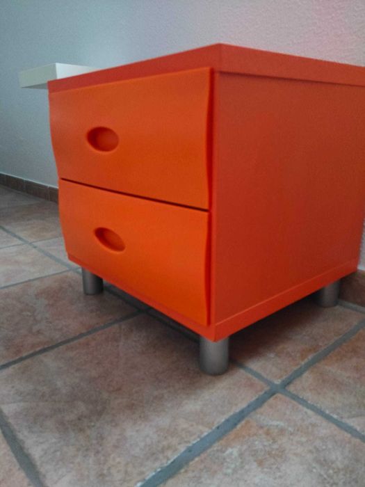 Mesa de cabeceira colorida