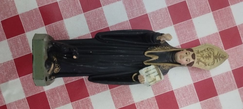 Estatueta são bento da porta aberta