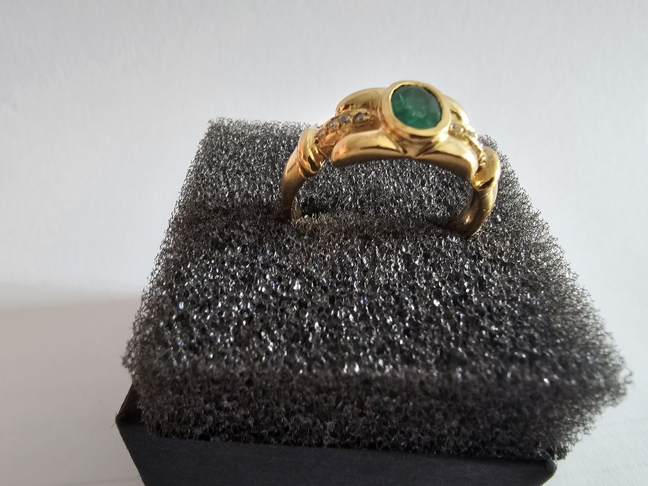 Anel ouro 19,2k com Esmeralda