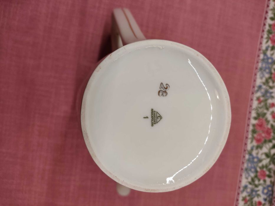 Dzbanek porcelanowy Chodzież z kwiatowym motywem