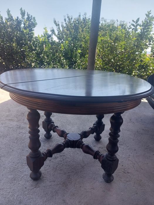 Mesa maciça com 4 cadeiras