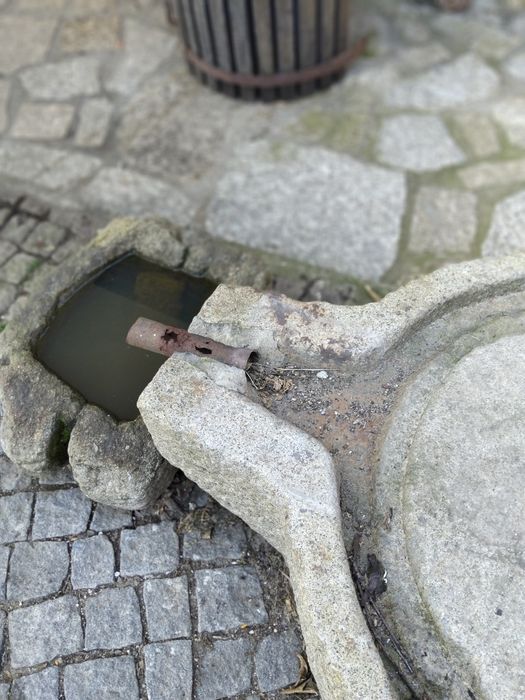 Lindas pias em pedra talhada a mão