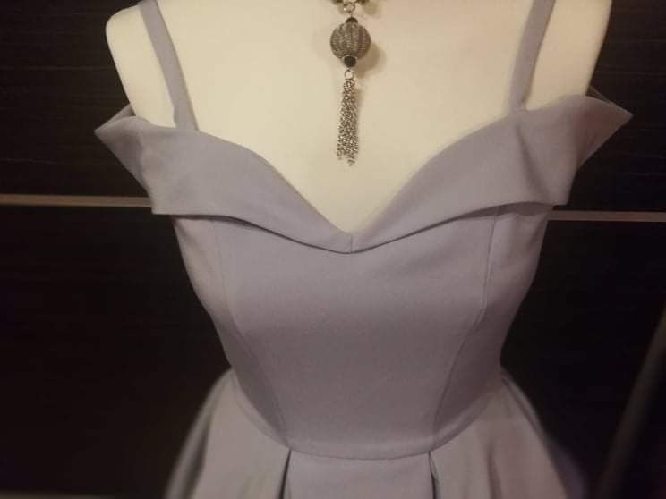 Przed kolano szara sukienka