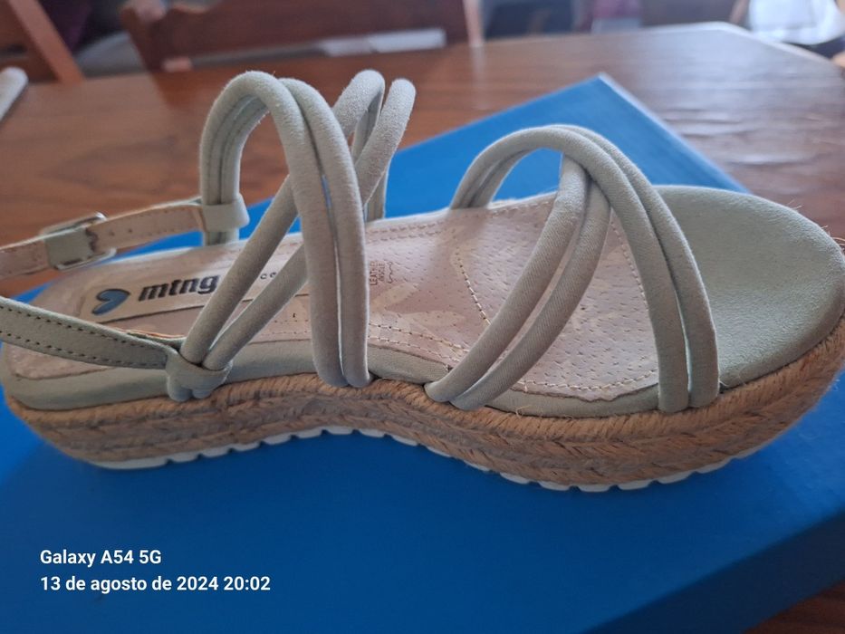 Sandálias usada como novas