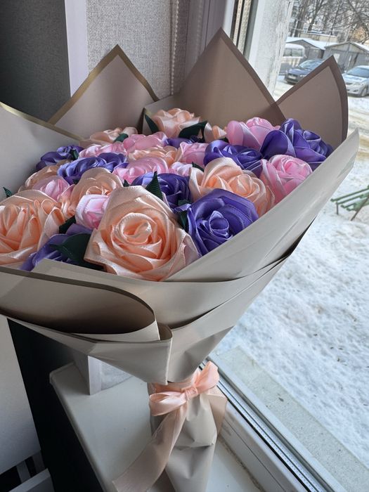 Букети з атласних троянд