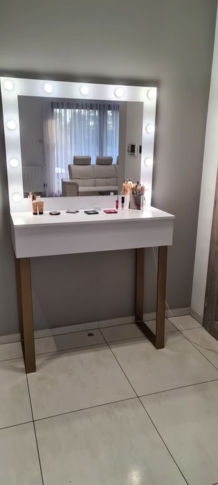 toaletka z lustrem, stanowisko wizażowe wysokie