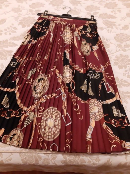 Saia plissada, midi, cor Bordeaux, com desenhos.