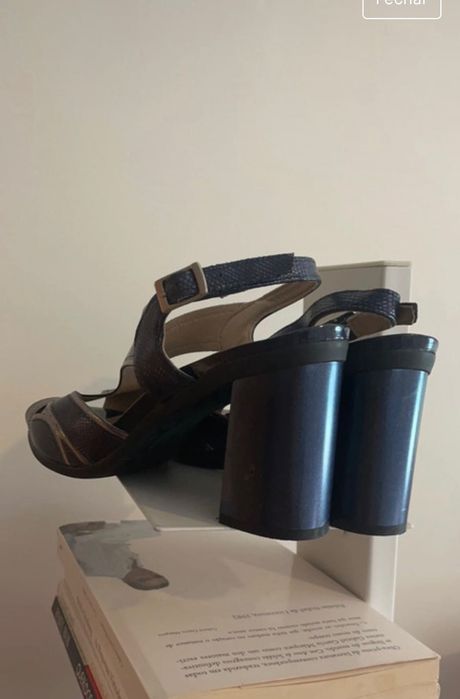 Sapatos de salto com glamour e confortáveis