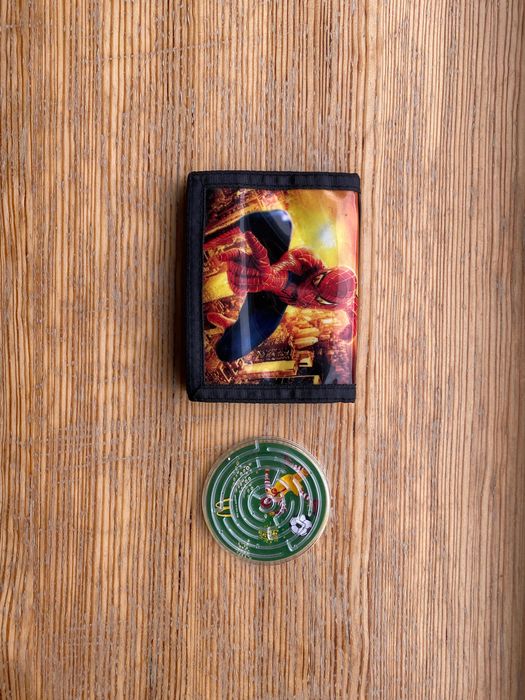 доміно, бінокль та інші дитячі речі