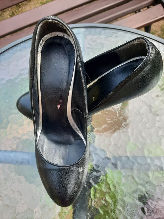 Czarne buty na obcasie