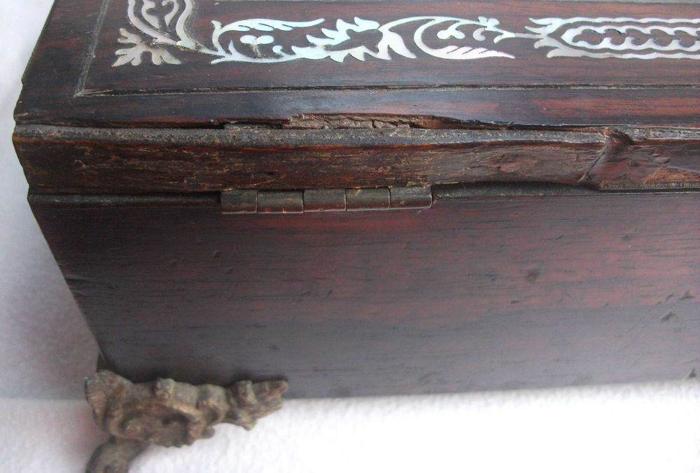 Escrivaninha portátil em pau rosa e madrepérola. Caixa de escrita.