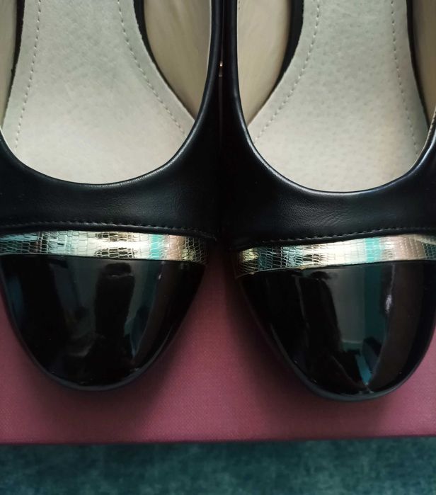 Eleganckie czółenka z ozdobnym paskiem