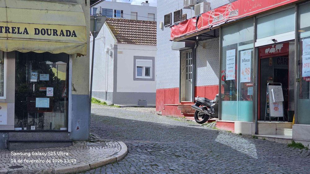 MORADIA T2 totalmente renovada, com espaços exteriores, freguesia de Santa Clara perto Alta de Lisboa