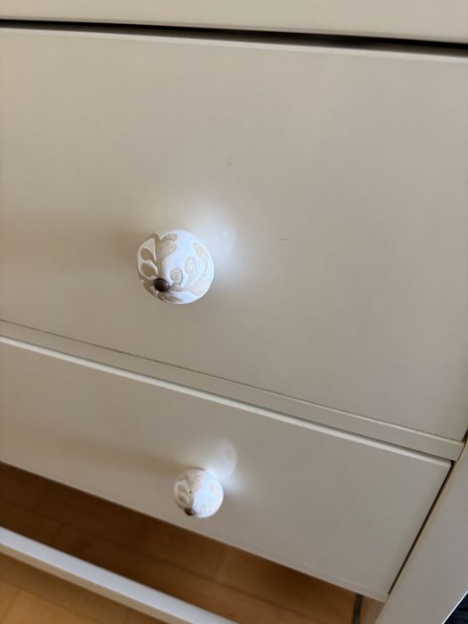 Comoda Ikea com puxadores Zara Home