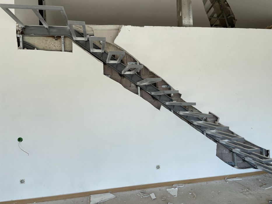 Escadas metalicas suspensas