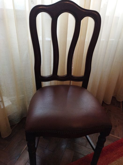 Cadeira Estofada Em Pele