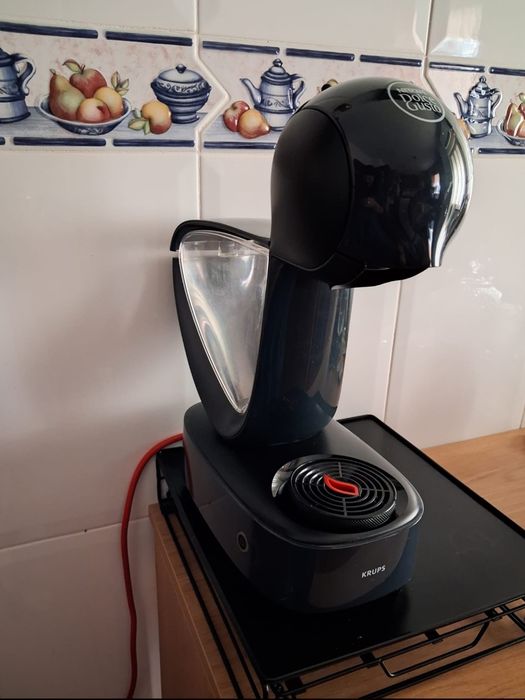 Maquina de café Krups Dolce Gusto Infinissima e base suporte para cápsulas