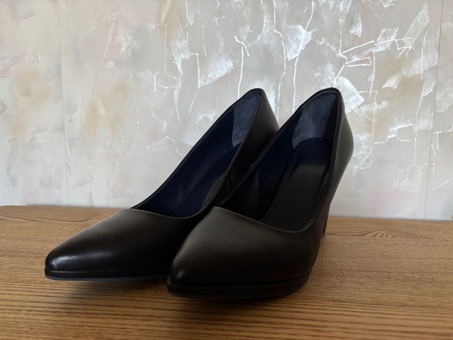 Класичні чорні туфлі United Colors of Benetton, розмір 38-39