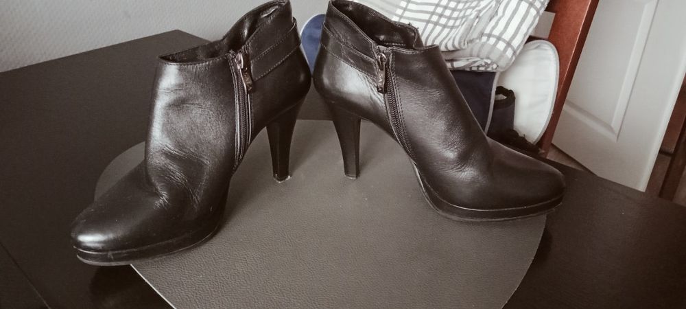 Czarne szpilki zabudowane