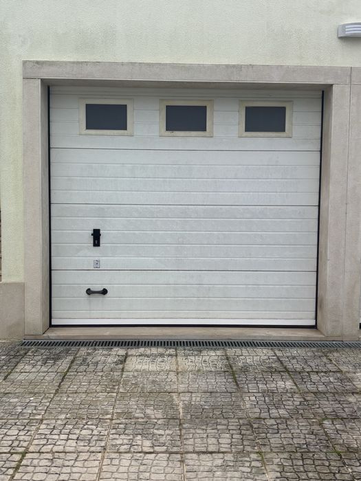 Portão de garagem com motor